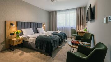 Habitación Premium con 2 camas individuales | Minibar, caja de seguridad en la habitación y escritorio