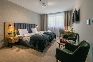 Premium-Zweibettzimmer | Minibar, Zimmersafe, Schreibtisch, Verdunkelungsvorhänge