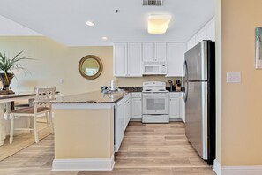 Kjøleskap, mikrobølgeovn, ovn og kokeplater