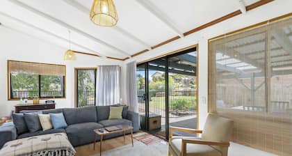 Blue House Surf Shack - Pet Friendly - Pet Friendly Authentic Beach House