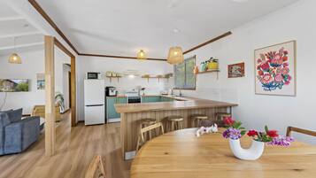 Microondas, placa de cocina y lavavajillas