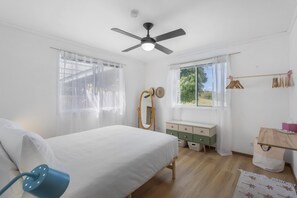 3 bedrooms, iron/ironing board, WiFi, bed sheets - Blue House Surf Shack - Pet Friendly - Pet Friendly Authentic Beach House (Lennox Head)