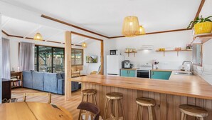 Frigorífico, microondas, horno y placa de cocina