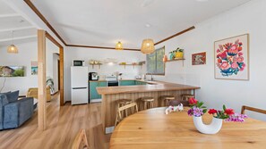Réfrigérateur, four à micro-ondes, un four, surface de cuisson