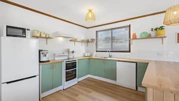 Microondas, placa de cocina y lavavajillas