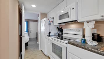 Signature Condo, 1 Bedroom, Balcony, Ocean View | Private kitchen | Fridge, microwave, oven, stovetop
