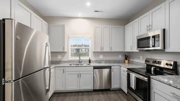 Frigorifero, microonde, forno, piano cottura