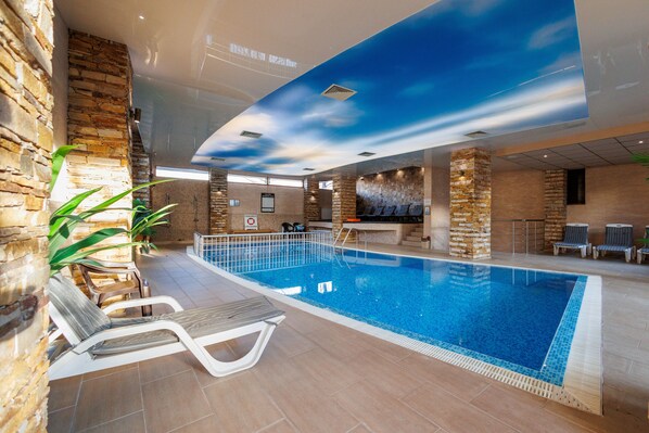 Indoor pool, seasonal outdoor pool, pool umbrellas, pool loungers - Green Wood Hotel & SPA (Razlog)