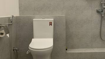 Dusche, Haartrockner, Bidet, Handtücher