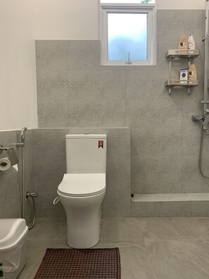Douche, sèche-cheveux, bidet, serviettes fournies