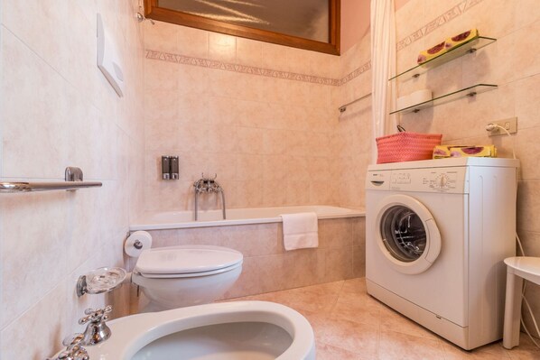 Bruser, hårtørrer, bidet, Shampoo