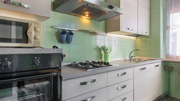 Frigorifero, microonde, forno, piano cottura