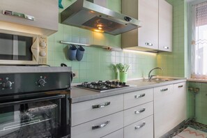 Een koelkast, een microgolfoven, een oven, een kookplaat