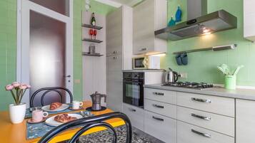 Frigorifero, microonde, forno, piano cottura