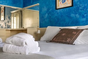 2 chambres, fer et planche à repasser, Wi-Fi, draps fournis