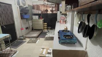 Réfrigérateur, micro-ondes, grille-pain, blender