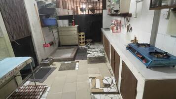 Réfrigérateur, micro-ondes, grille-pain, blender