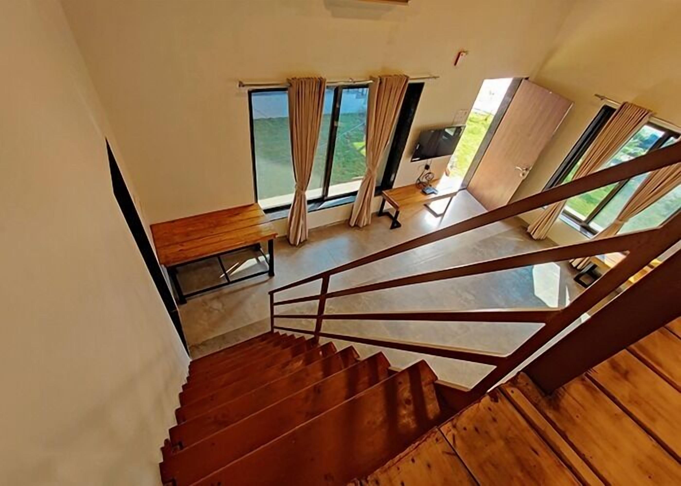 Una escalera que lleva a un piso superior con vistas al exterior.