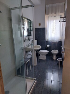 Doccia, asciugacapelli, bidet, asciugamani