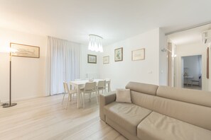 Comfort Apartment | Ruang tamu | TV skrin rata 