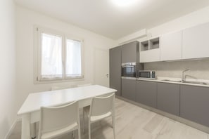Comfort-Apartment | Eigene Küche | Großer Kühlschrank, Mikrowelle, Ofen, Herdplatte
