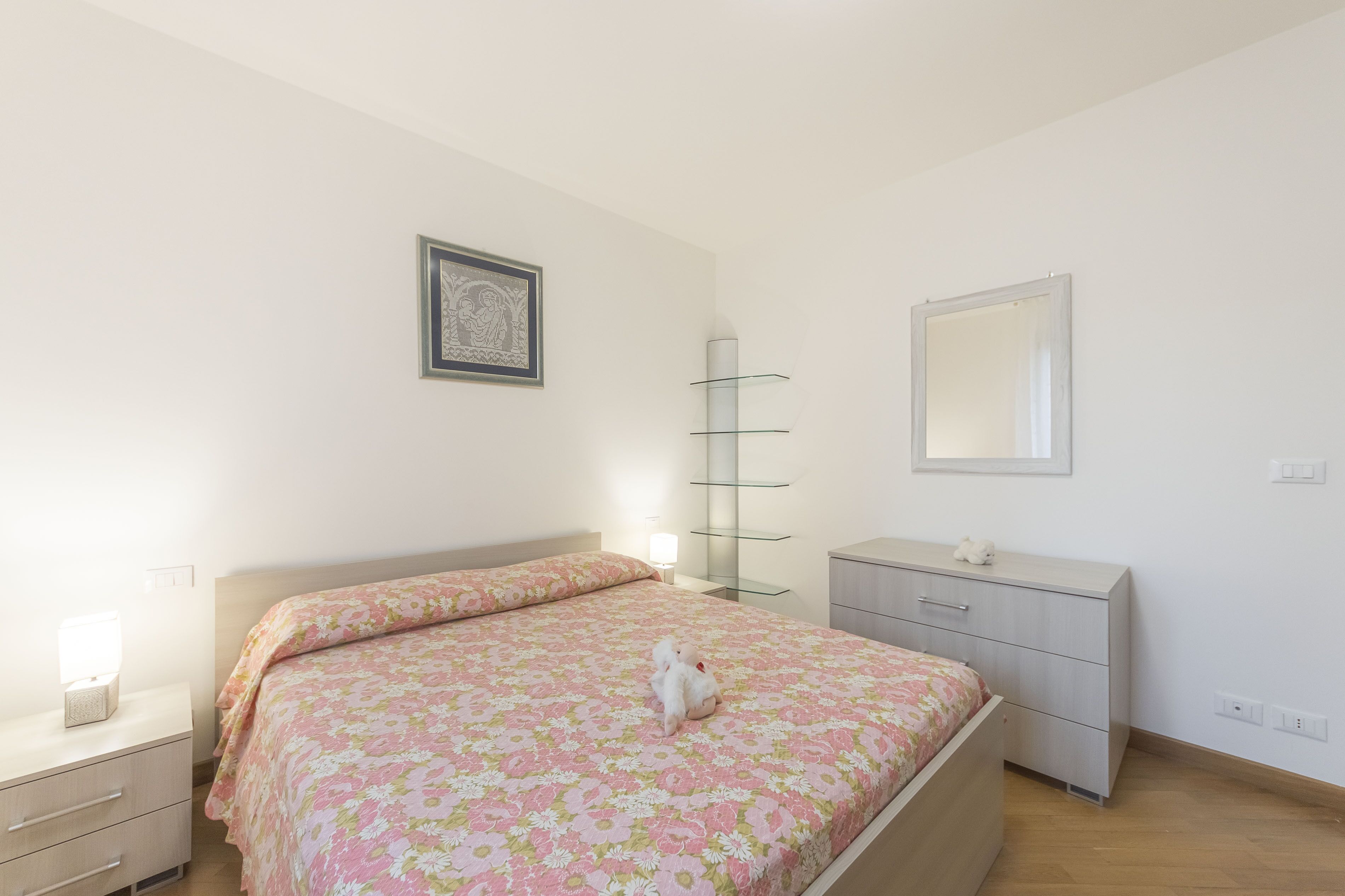 2 عدّة غرف نوم وملاءات من القطن المصري وأغطية فراش متميزة ومكتب