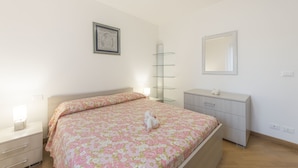 A bedroom with a bed, bedside table, dresser, and a mirror. - Da Nonna Antonia (Martellago)