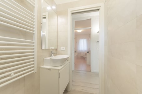 Comfort-Apartment | Badezimmer | Regendusche, Haartrockner, Bidet, Handtücher. Da Nonna Antonia