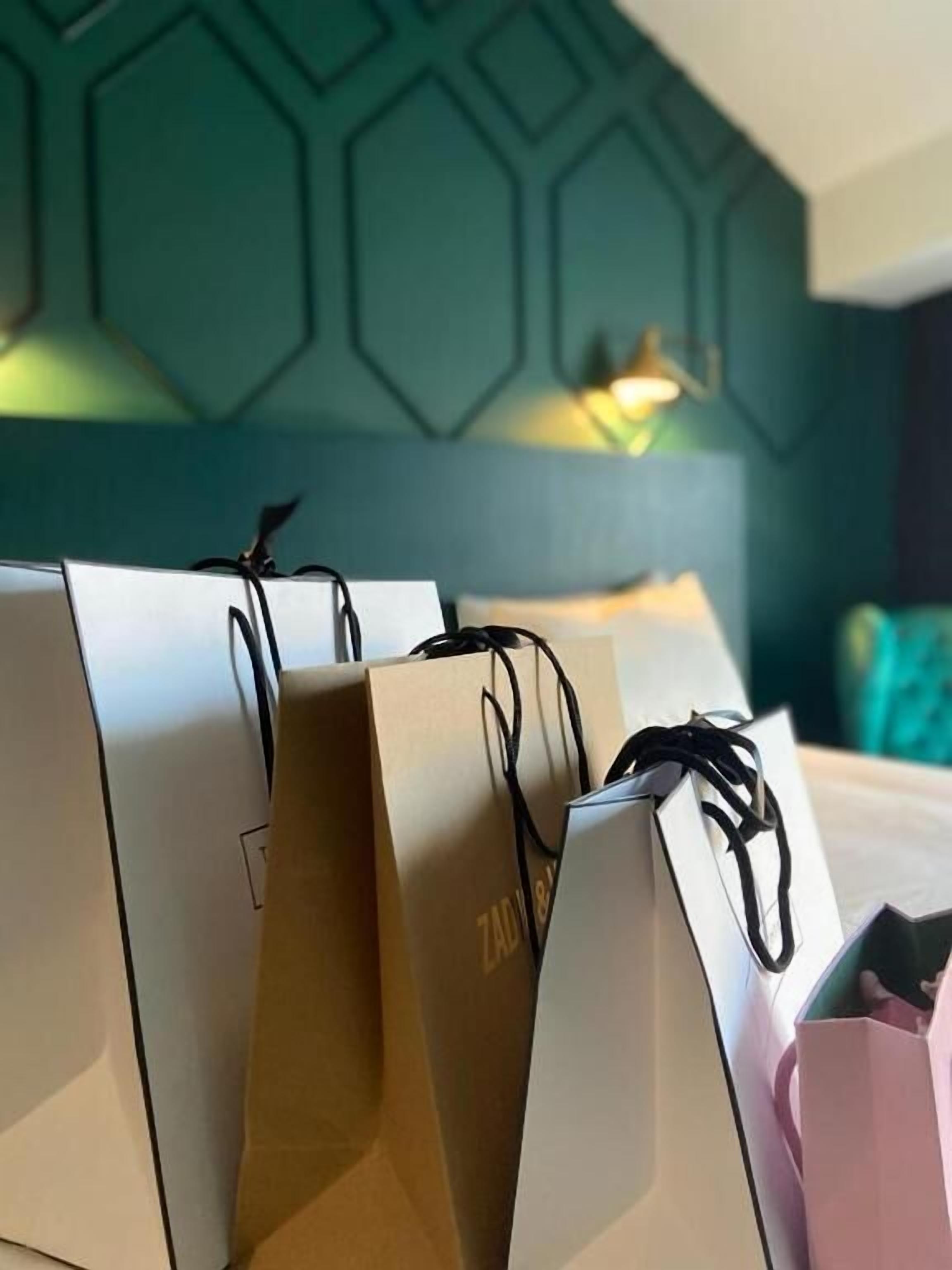 Un conjunto de bolsas de compras con asas, colocadas sobre una superficie.