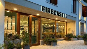 Ein Schaufenster mit der deutlich sichtbaren Aufschrift "Firecastle".