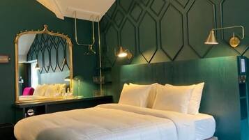 Una camera da letto con un letto grande, uno specchio e pannelli murali geometrici.
