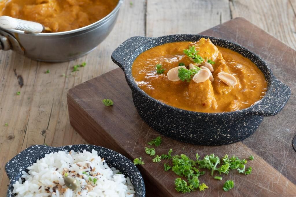 Un bol de curry amb arròs i una cullera.