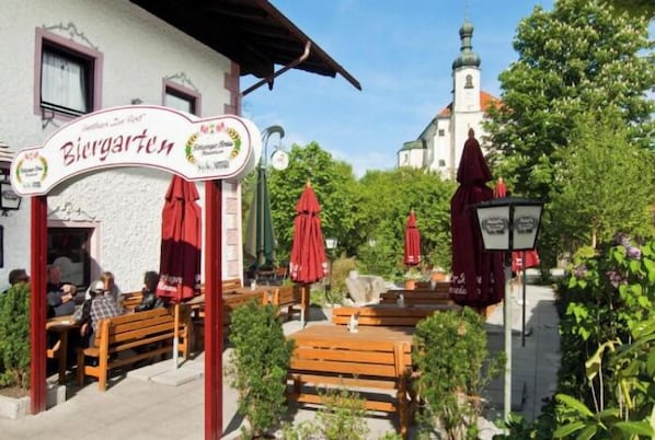 Outdoor dining - Ferienwohnung SÜD für 4 Personen, 2 Schlafzimmer, 85 qm (Breitbrunn am Chiemsee)