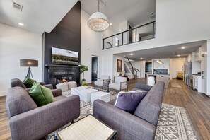 Smart TV, fireplace, offices, printers - Benz View Penthouse w Rooftop, Secure Parking (Atlanta)