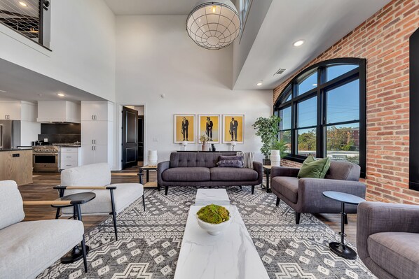 تلفزيون ذكي، مدفأة، مكتب، طابعة