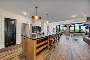 Fridge, microwave, oven, dishwasher - Benz View Penthouse w Rooftop, Secure Parking (Atlanta)