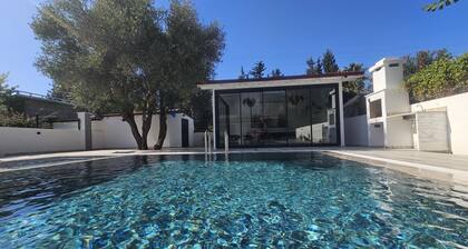 Stunning modern private Villa with Huge pool, Jacuzzi & kids pool