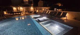 Stunning modern private Villa with Huge pool, Jacuzzi & kids pool