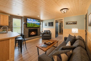 TV, fireplace, offices - Mountain Views at Dolly's Castle Unit 1 (Sevierville)