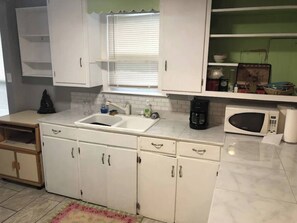 Fridge, microwave, oven, stovetop - Spencerville Center House (Tallahassee)