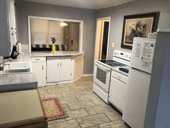 Een koelkast, een magnetron, een oven, een kookplaat