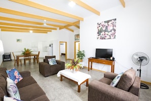 Living area - Muri Homeland Villa N2 (Ngatangiia District)