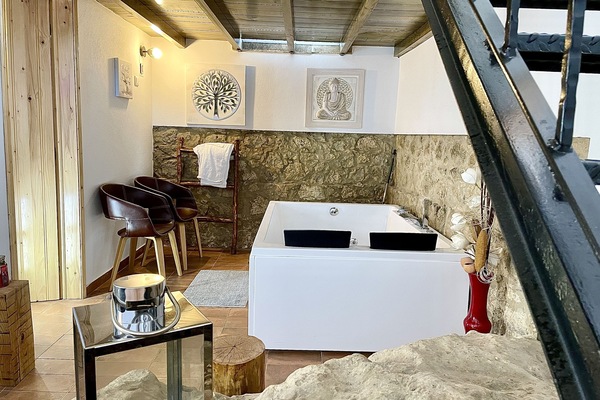 Hidromassagem, aromaterapia disponível e sistema de som