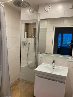 Douche, serviettes fournies