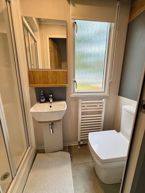 Shower, soap, toilet paper - The Distiller’s Van - Beautiful, luxury static caravan (Aberlour)