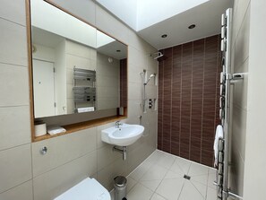 Apartment, 2 Queen-Betten | Badezimmer | Dusche, Handtücher