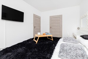 Appartement, 3 chambres, 2 salles de bains | Bureau, draps fournis