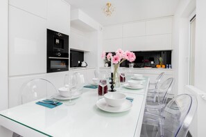 Appartement, 3 chambres, 2 salles de bains | Cuisine privée | Four, lave-vaisselle, cafetiÚre/bouilloire, bouilloire électrique