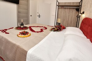 Freya | Premium bedding, minibar, in-room safe, desk - toc toc  (Pontecagnano Faiano)
