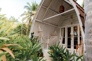 デラックス ダブルルーム 1 ベッドルーム 禁煙 ガーデンビュー | ミニバー、客室ごとに異なるインテリア、WiFi (無料)、ベッドシーツ